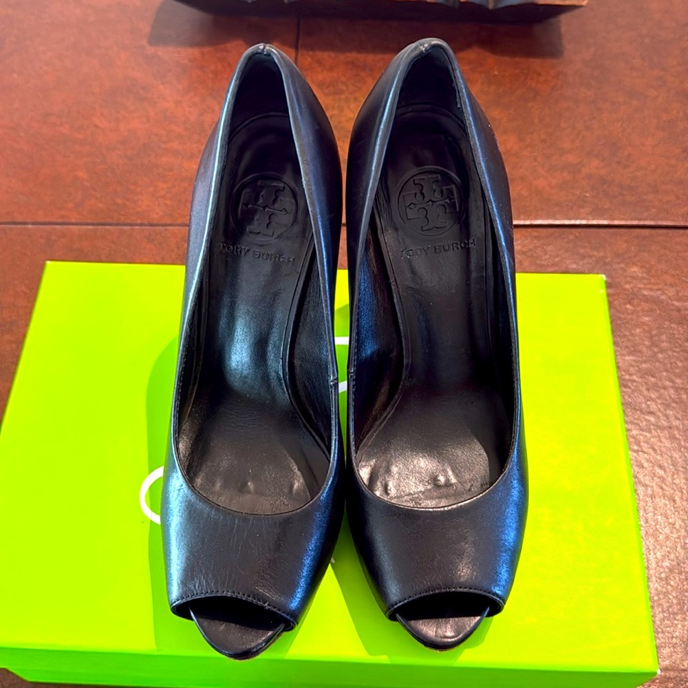 Tory Burch Classic Peep toes leather pumps